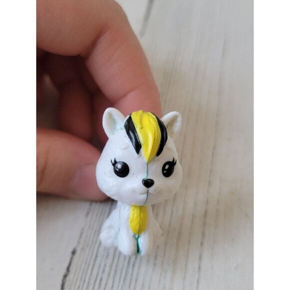 Mini white skunk cat doll pet accessory toy‎ figure - Picture 2 of 5